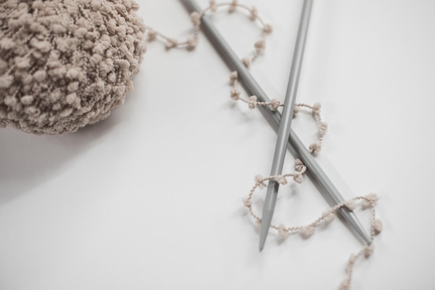 Zbliżenie haftu na tkaninie